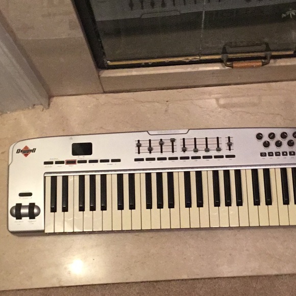 MIDI Keyboard controller - Picture 7 of 8